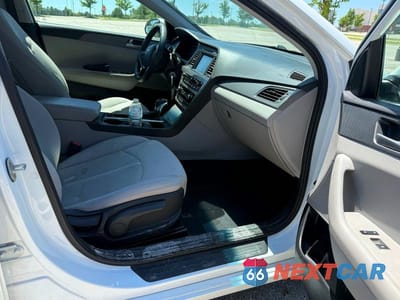 Piąte zdjęcie samochodu w środku: 2016 HYUNDAI SONATA SE VIN:5NPE24AF7GH265764 - miniatura