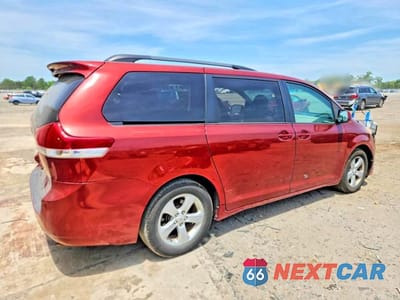 Trzecie zdjęcie samochodu z tyłu: 2012 TOYOTA SIENNA LE VIN:5TDKK3DC8CS208296 - miniatura