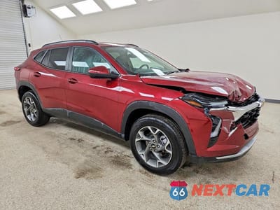 Czwarte zdjęcie samochodu z boku: 2025 CHEVROLET TRAX 1LT VIN:KL77LHEP2SC240823 - miniatura