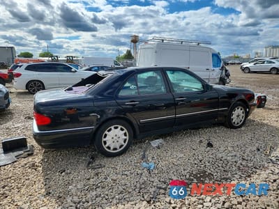 Trzecie zdjęcie samochodu z tyłu: 1998 MERCEDES-BENZ E-CLASS E320 VIN:WDBJF82F2WX007808 - miniatura