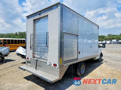 Trzecie zdjęcie samochodu z tyłu: 2015 CHEVROLET EXPRESS REFRIGERATED BOX TRUCK VIN:1GB6G5CG9F1154032 - miniatura