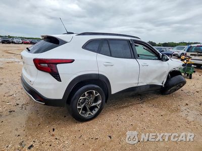Trzecie zdjęcie samochodu z tyłu: 2025 CHEVROLET TRAX 1LT VIN:KL77LHEP4SC124541 - miniatura