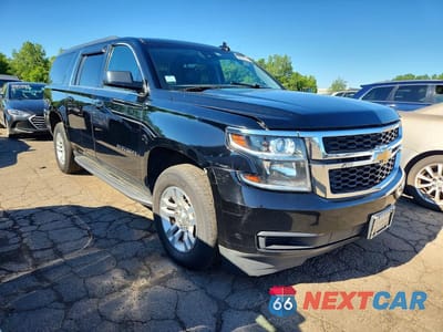 Czwarte zdjęcie samochodu z boku: 2019 CHEVROLET SUBURBAN K1500 LT VIN:1GNSKHKC0KR186881 - miniatura