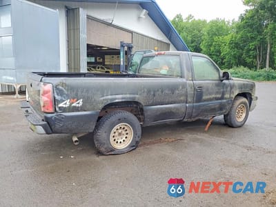 Trzecie zdjęcie samochodu z tyłu: 2004 CHEVROLET SILVERADO K1500 VIN:1GCEK14V54E152229 - miniatura