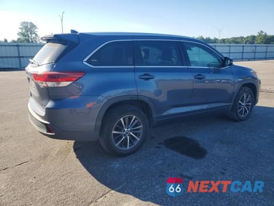 Trzecie zdjęcie samochodu z tyłu: 2018 TOYOTA HIGHLANDER XLE VIN:5TDKZRFH7JS280711 - miniatura