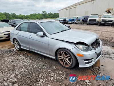 Czwarte zdjęcie samochodu z boku: 2013 MERCEDES-BENZ C 300 4MATIC VIN:WDDGF8AB3DR285876 - miniatura