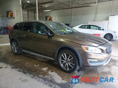 Czwarte zdjęcie samochodu z boku: 2016 VOLVO V60 CROSS COUNTRY PREMIER VIN:YV4612HKXG1012232 - miniatura
