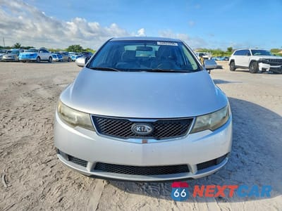 Piąte zdjęcie samochodu w środku: 2010 KIA FORTE EX VIN:KNAFU4A21A5273276 - miniatura