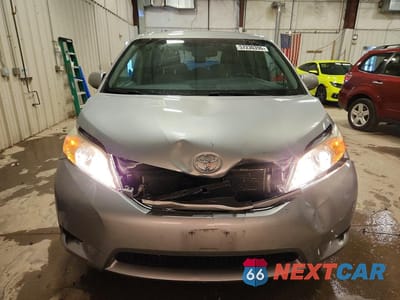 Piąte zdjęcie samochodu w środku: 2017 TOYOTA SIENNA LE VIN:5TDKZ3DC1HS870840 - miniatura
