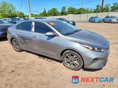 Czwarte zdjęcie samochodu z boku: 2023 KIA FORTE LXS VIN:3KPF24AD4PE558688 - miniatura