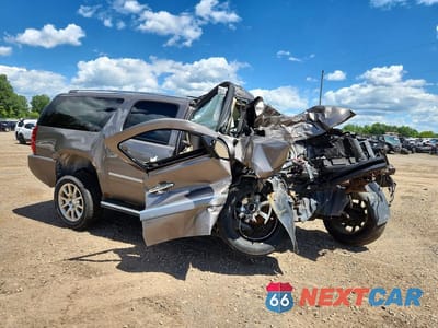 Czwarte zdjęcie samochodu z boku: 2013 GMC YUKON XL DENALI VIN:1GKS2MEF5DR105548 - miniatura