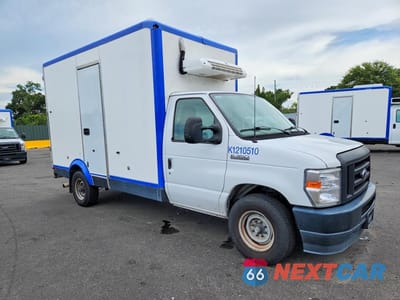 Czwarte zdjęcie samochodu z boku: 2023 FORD E350 REFRIGERATED BOX TRUCK VIN:1FDWE3FK6PDD08469 - miniatura
