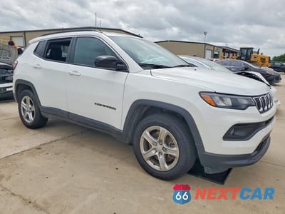 Czwarte zdjęcie samochodu z boku: 2023 JEEP COMPASS LATITUDE VIN:3C4NJDBN5PT552707 - miniatura