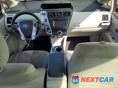 Zdjęcie 8 z 12 samochodu: 2012 TOYOTA PRIUS V TWO VIN:JTDZN3EU9C3176389 - miniatura