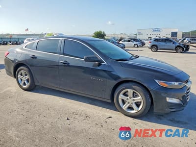 Czwarte zdjęcie samochodu z boku: 2021 CHEVROLET MALIBU LS VIN:1G1ZB5ST8MF050601 - miniatura