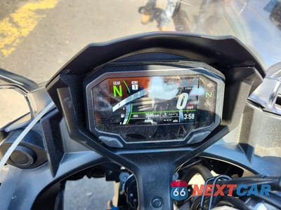 Zdjęcie 7 z 9 samochodu: 2023 KAWASAKI EX650 R VIN:ML5EXER13PDAB1080 - miniatura