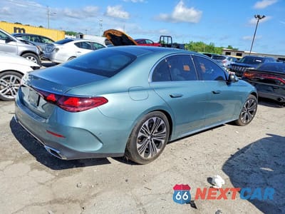 Trzecie zdjęcie samochodu z tyłu: 2026 MERCEDES-BENZ E 350 4MATIC VIN:W1KLF4HB3TA230242 - miniatura