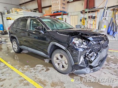 Czwarte zdjęcie samochodu z boku: 2023 TOYOTA RAV4 XLE VIN:2T3P1RFVXPC324793 - miniatura