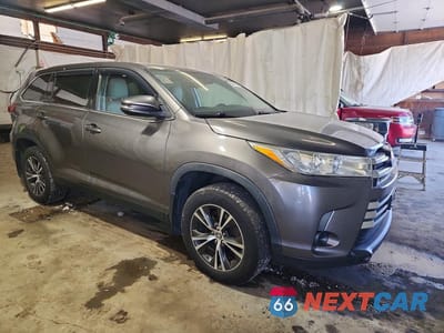 Czwarte zdjęcie samochodu z boku: 2019 TOYOTA HIGHLANDER LE VIN:5TDBZRFH6KS704994 - miniatura