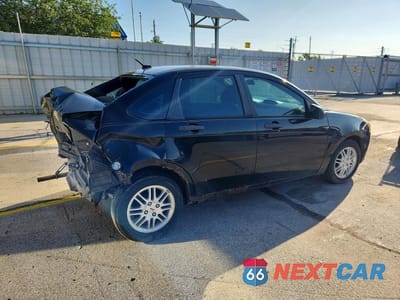 Trzecie zdjęcie samochodu z tyłu: 2011 FORD FOCUS SE VIN:1FAHP3FN2BW160860 - miniatura