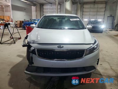 Piąte zdjęcie samochodu w środku: 2017 KIA FORTE LX VIN:3KPFK4A78HE028977 - miniatura