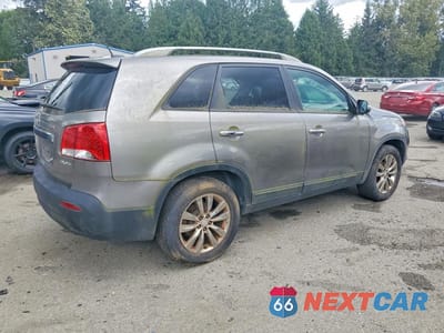 Trzecie zdjęcie samochodu z tyłu: 2011 KIA SORENTO EX VIN:5XYKU4A2XBG072647 - miniatura