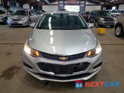 Piąte zdjęcie samochodu w środku: 2017 CHEVROLET CRUZE LS VIN:1G1BC5SMXH7117951 - miniatura