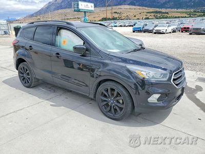 Czwarte zdjęcie samochodu z boku: 2019 FORD ESCAPE SE VIN:1FMCU0GD0KUC05206 - miniatura