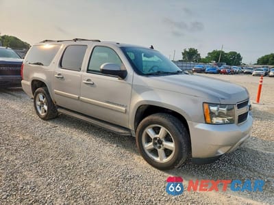 Czwarte zdjęcie samochodu z boku: 2009 CHEVROLET SUBURBAN K1500 LT VIN:1GNFK26369J106677 - miniatura
