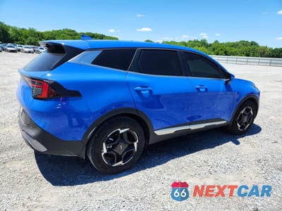 Trzecie zdjęcie samochodu z tyłu: 2026 KIA SPORTAGE VIN:5XYK33DF6TG384249 - miniatura