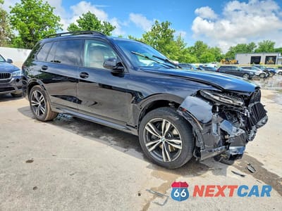 Czwarte zdjęcie samochodu z boku: 2025 BMW X7 XDRIVE40I VIN:5UX23EM05S9W78392 - miniatura