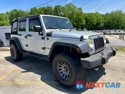 Czwarte zdjęcie samochodu z boku: 2010 JEEP WRANGLER UNLIMITED SPORT VIN:1J4BA3H10AL100100 - miniatura