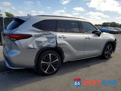 Trzecie zdjęcie samochodu z tyłu: 2022 TOYOTA HIGHLANDER XSE VIN:5TDJZRBHXNS170047 - miniatura