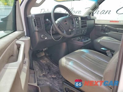 Zdjęcie 8 z 13 samochodu: 2022 GMC SAVANA BOX TRUCK VIN:7GZ37TC76NN011178 - miniatura
