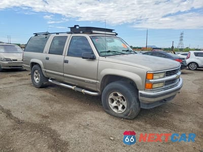 Czwarte zdjęcie samochodu z boku: 1999 CHEVROLET SUBURBAN K1500 VIN:3GNFK16R9XG232416 - miniatura