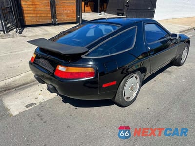 Czwarte zdjęcie samochodu z boku: 1987 PORSCHE 928 S-4 VIN:WP0JB0921HS861805 - miniatura