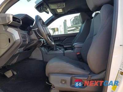 Zdjęcie 7 z 12 samochodu: 2025 TOYOTA TACOMA SR5 VIN:3TMKB5FNXSM025636 - miniatura