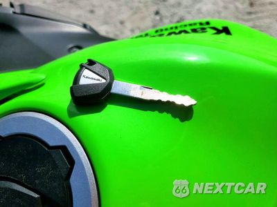 Zdjęcie 8 z 10 samochodu: 2022 KAWASAKI EX650 N VIN:ML5EXEN15NDA75791 - miniatura