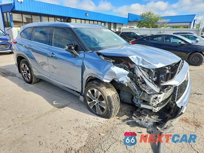 Czwarte zdjęcie samochodu z boku: 2022 TOYOTA HIGHLANDER XLE VIN:5TDHZRBH6NS203897 - miniatura