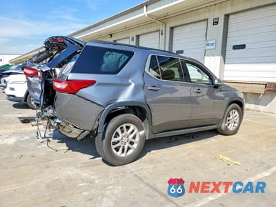 Trzecie zdjęcie samochodu z tyłu: 2021 CHEVROLET TRAVERSE LT VIN:1GNEVGKWXMJ201350 - miniatura