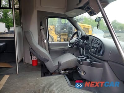 Piąte zdjęcie samochodu w środku: 2007 FORD ECONOLINE E450 SUPER DUTY CUTAWAY VAN VIN:1FDXE45S57DA61196 - miniatura