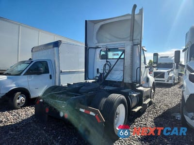 Czwarte zdjęcie samochodu z boku: 2019 INTERNATIONAL LT625 SEMI TRUCK VIN:1HSDYAPR0KH044046 - miniatura