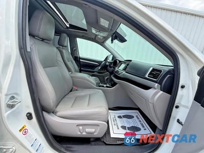Piąte zdjęcie samochodu w środku: 2018 TOYOTA HIGHLANDER XLE VIN:5TDJZRFH5JS908423 - miniatura