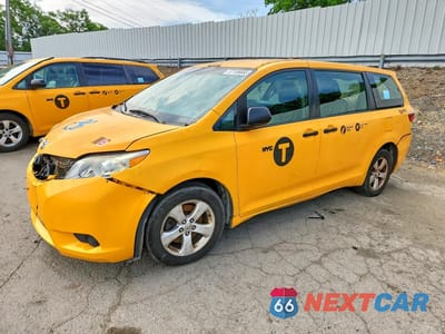 2017 TOYOTA SIENNA 5TDZZ3DC1HS859903 - główne zdjęcie licytacji z USA - miniatura