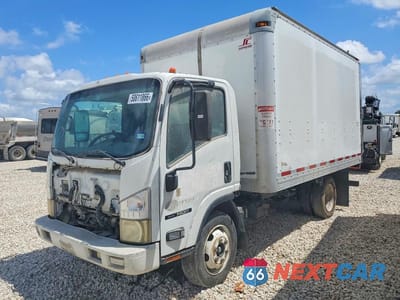 2010 ISUZU NQR BOX TRUCK JALE5W162A7901827 - główne zdjęcie licytacji z USA - miniatura