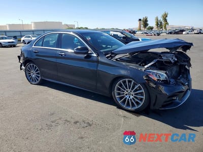 Czwarte zdjęcie samochodu z boku: 2019 MERCEDES-BENZ C 300 VIN:55SWF8DB7KU322320 - miniatura