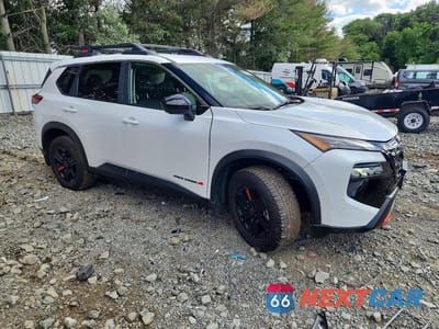 Czwarte zdjęcie samochodu z boku: 2025 NISSAN ROGUE ROCK CREEK VIN:5N1BT3BB7SC831668 - miniatura