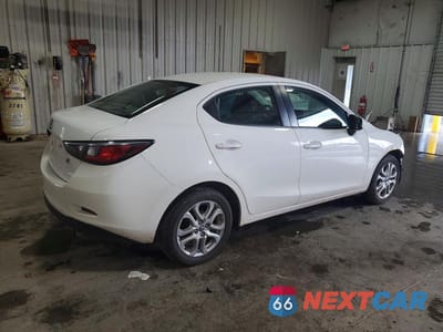Trzecie zdjęcie samochodu z tyłu: 2017 TOYOTA YARIS IA BASE VIN:3MYDLBYV5HY165209 - miniatura