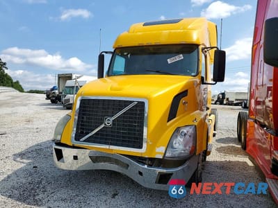 Drugie zdjęcie samochodu z przodu: 2011 VOLVO VNL SEMI TRUCK VIN:4V4NC9EJ7BN297278 - miniatura