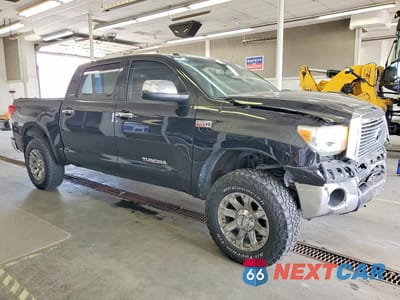 Czwarte zdjęcie samochodu z boku: 2011 TOYOTA TUNDRA CREWMAX LIMITED VIN:5TFHY5F1XBX167436 - miniatura